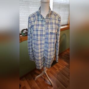 Gap slimfit XL buttondown long sleeve shirt. Blue and cream color.